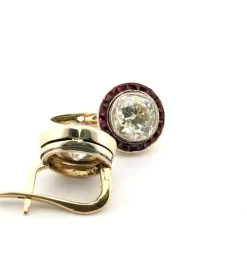 Boucles d'oreilles uniques en or jaune avec diamants et rubis importants