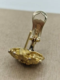 Boucles d'oreilles vintage en or jaune avec motif de feuille des années 1950