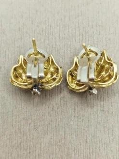 Boucles d'oreilles vintage en or jaune avec motif de feuille des années 1950
