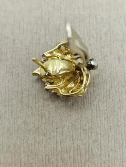 Boucles d'oreilles vintage en or jaune avec motif de feuille des années 1950