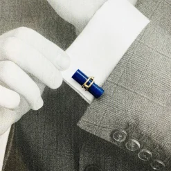 Boutons de manchette bâtonnets en or jaune et lapis lazuli.