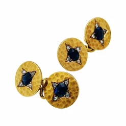 Boutons de manchette en or jaune, saphirs et diamants.