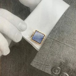 Boutons de manchette en or jaune et lapis lazuli.