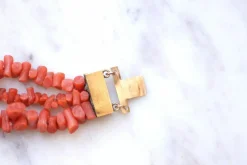 Bracelet ancien trois rangs de corail, fermoir or