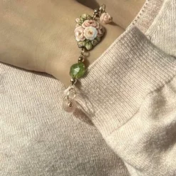 Bracelet avec fleur en émail et pierres précieuses
