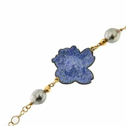 Bracelet avec fleur en émail et perles