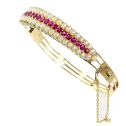 Bracelet avec rubis naturels et perles