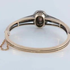 Bracelet avec un grenat cabochon, or et argent