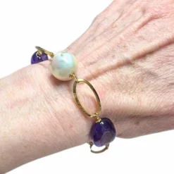 BRACELET CONTEMPORAIN EN OR 18 KT AVEC AMÉTHYSTE ET PERLE