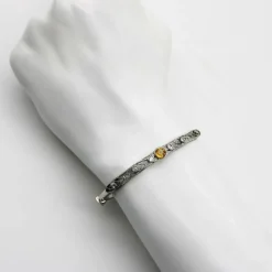 Bracelet édouardien en filigrane de diamants et saphir jaune en platine