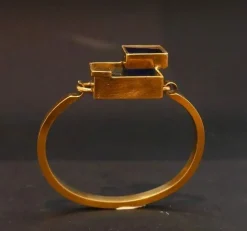 Bracelet en métal doré et plexis bleu clair et bleu foncé.