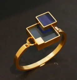 Bracelet en métal doré et plexis bleu clair et bleu foncé.
