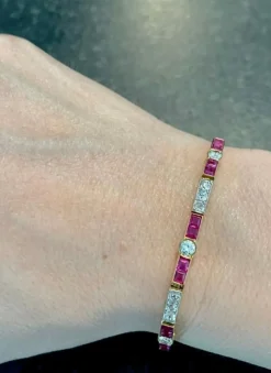bracelet en or jaune 18K orné de rubis et brillants