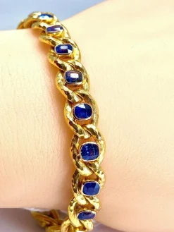 Bracelet en or jaune orné de 20 saphirs de Ceylan
