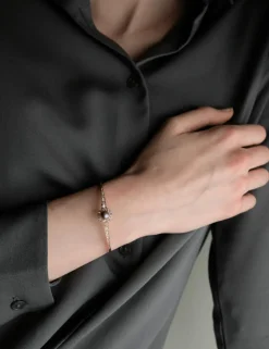 Bracelet en or jaune, perle rose et diamants