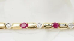 Bracelet en or jaune, rubis et diamants