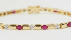Bracelet en or jaune, rubis et diamants