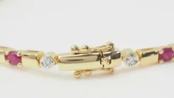 Bracelet en or jaune, rubis et diamants