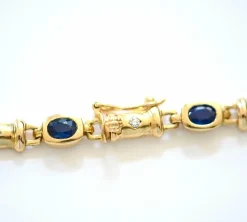 Bracelet En Or Orné De Diamants Et Saphirs