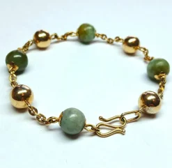 Bracelet en or rose et perles de jade