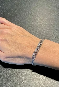 Bracelet en or torsadé et serti de brillants