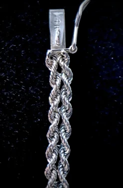 Bracelet en or torsadé et serti de brillants