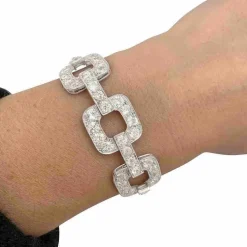 Bracelet en platine serti de diamants taille ancienne.
