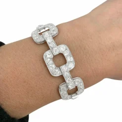 Bracelet en platine serti de diamants taille ancienne.