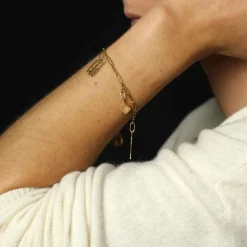 Bracelet gourmette or jaune et ses breloques