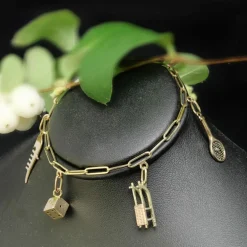 Bracelet gourmette or jaune et ses breloques