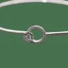 Bracelet jonc cerlcé ajouré et boucle, or blanc
