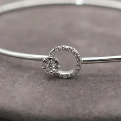 Bracelet jonc cerlcé ajouré et boucle, or blanc