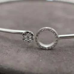 Bracelet jonc cerlcé ajouré et boucle, or blanc