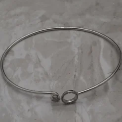 Bracelet jonc cerlcé ajouré et boucle, or blanc