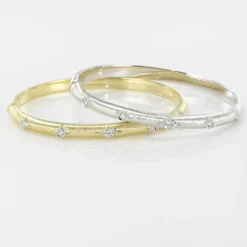 Bracelet jonc diamants or blanc satiné