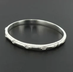 Bracelet jonc diamants or blanc satiné