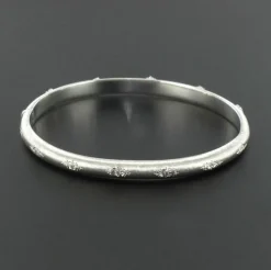 Bracelet jonc diamants or blanc satiné