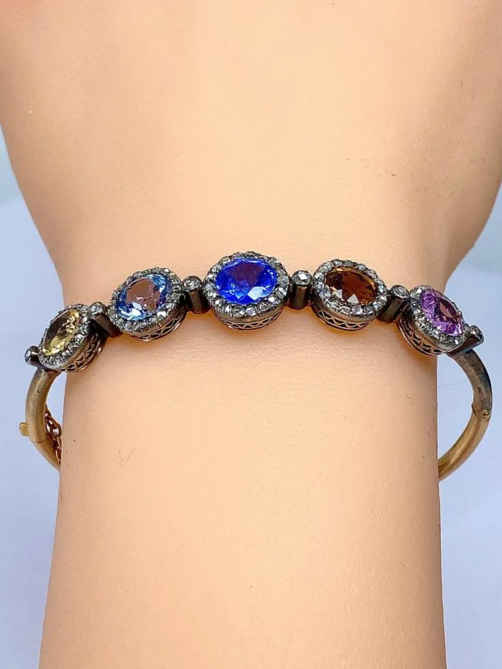 Bracelet jonc en or 18 carats, multipierres : saphir, topazes, citrine. Epoque Napoléon III.