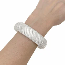 Bracelet jonc en or blanc, pavage diamants.