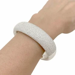 Bracelet jonc en or blanc, pavage diamants.