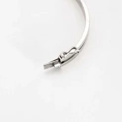 Bracelet jonc en or gris ajouré de perles de culture et diamants