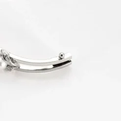 Bracelet jonc en or gris ajouré de perles de culture et diamants