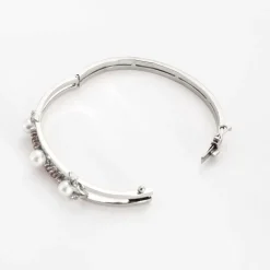 Bracelet jonc en or gris ajouré de perles de culture et diamants