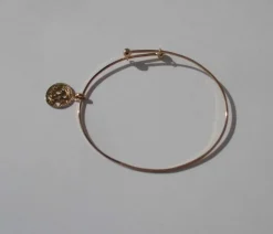 Bracelet jonc et pendentif monogramme CM en or rose