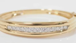 Bracelet jonc ouvrant en or jaune et diamants