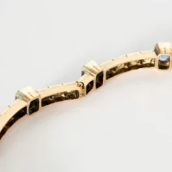 Bracelet jonc ouvrant en or jaune et argent, diamants et saphirs
