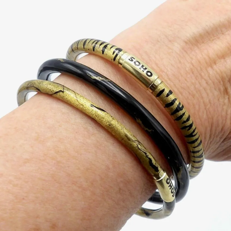 Bracelet jonc SOHO en or 18 carats émaillé à rayures tigrées