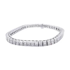 Bracelet ligne or blanc et diamants taille princesse.