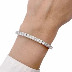 Bracelet ligne or blanc et diamants taille princesse.