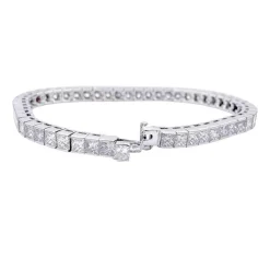 Bracelet ligne or blanc et diamants taille princesse.